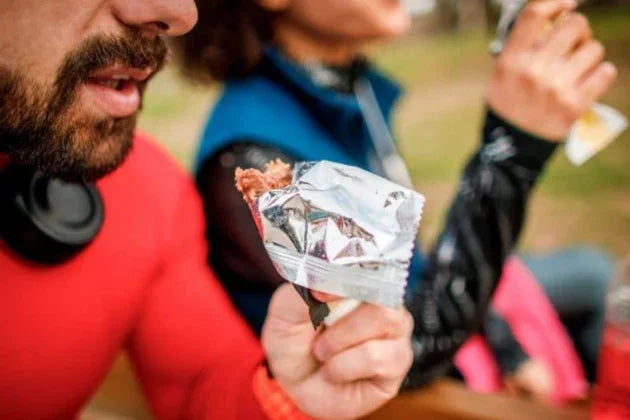 האם יש זמנים שבהם עדיף יותר לצרוך אבקות חלבון או חטיפי אנרגיה?