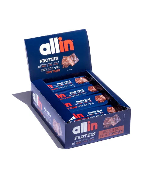 חטיפי חלבון Allin 100 גרם בטעם שוקולד פאדג'. כל חטיף מכיל 38 גרם חלבון, 2.2 גרם סוכר ו־6.7 גרם BCAA. משקל חטיף בודד – 100 גרם.