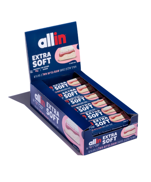 חטיפי חלבון Allin Extra Soft בטעם עוגת גבינה פטל, כל חטיף מכיל 15 גרם חלבון, 2.5 גרם סוכר ו־2.6 גרם BCAA. משקל חטיף בודד – 55 גרם.