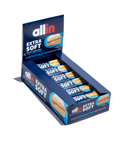 חטיפי חלבון Allin Extra Soft בטעם שוקולד לבן בוטנים קרמל, כל חטיף מכיל 15 גרם חלבון, 2.5 גרם סוכר ו־2.6 גרם BCAA. משקל חטיף בודד – 55 גרם.