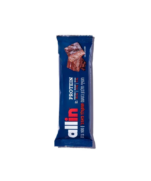 חטיפי חלבון Allin 100 גרם בטעם שוקולד פאדג'. כל חטיף מכיל 38 גרם חלבון, 2.2 גרם סוכר ו־6.7 גרם BCAA. משקל חטיף בודד – 100 גרם.