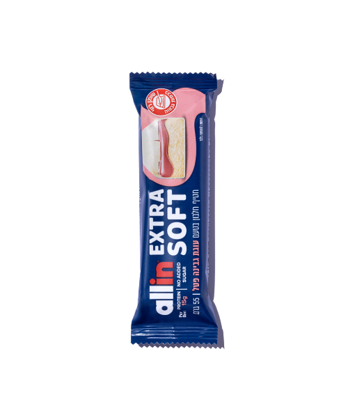 חטיפי חלבון Allin Extra Soft בטעם עוגת גבינה פטל, כל חטיף מכיל 15 גרם חלבון, 2.5 גרם סוכר ו־2.6 גרם BCAA. משקל חטיף בודד – 55 גרם.