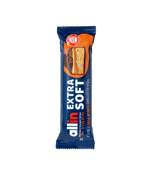 חטיפי חלבון Allin Extra Soft בטעם בוטנים קרמל, כל חטיף מכיל 15 גרם חלבון, 2.5 גרם סוכר ו־2.6 גרם BCAA. משקל חטיף בודד – 55 גרם.
