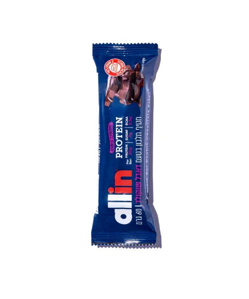 חטיפי חלבון Allin Extra Cream בטעם דאבל שוקולד, כל חטיף מכיל 15 גרם חלבון, 2.5 גרם סוכר ו־2.6 גרם BCAA. משקל חטיף בודד – 55 גרם.