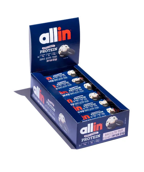 קופסת תצוגה של חטיפי חלבון Allin Extra Cream בטעם קרם עוגיות. כל חטיף מכיל 15 גרם חלבון, 2.5 גרם סוכר ו־2.6 גרם BCAA. משקל חטיף בודד – 55 גרם.